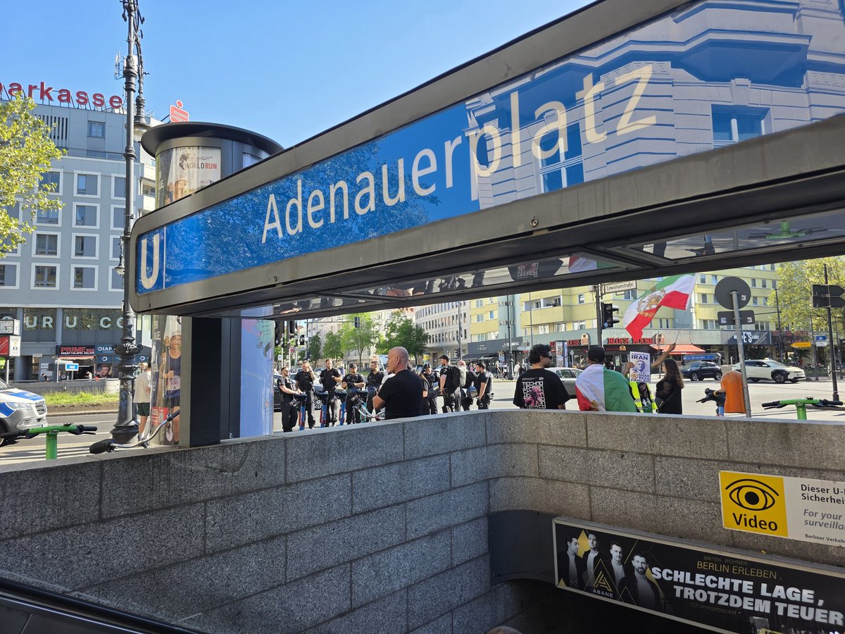 annieavena3's tweet image. #Berlin - Ein großes Dankeschön geht auch heute an die @polizeiberlin, die uns bei sommerlichen Temperaturen zahlreich, in voller Montur und wachsam die drei Kilometer vom Wittenbergplatz bis zum Adenauerplatz begleitete 👮‍♂️🌹👮‍♀️
#IranRevolution2026‌