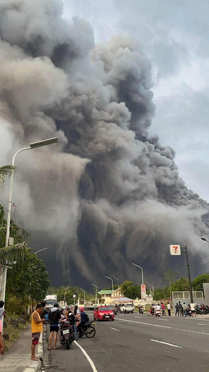 irene_makarenko's tweet image. May 02, 2026
🚩Climate Awareness

🌩️Mini Light Precipitation Supercell over Bucharest #Romania
🌋Large-scale pyroclastic flow eruption on Mayon volcano #Philippines
⚠️Huge boulder on Juan Pablo II highway near Samaná, #Dominicana
🌪️Destructive tornado in Ngasir, C Java #Indonesia