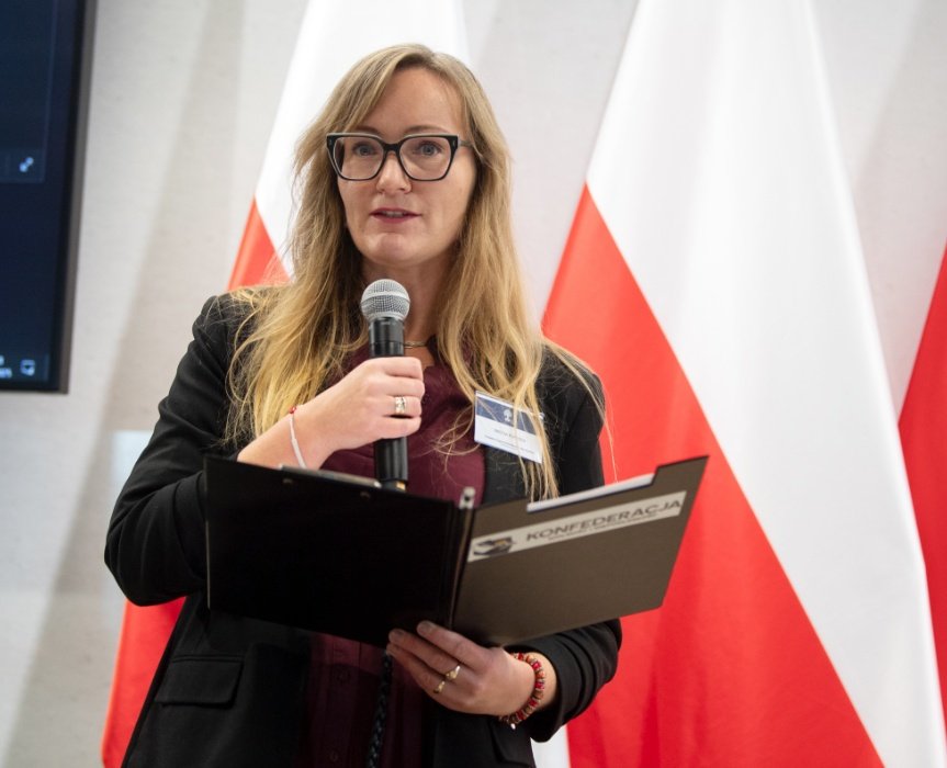 🇵🇱 Dzień Flagi – symbol naszej nieugiętej polskości, bo polskość to normalność 🇵🇱
2 maja to idealny moment, by wywiesić polską flagę, ale nie ma żadnych przeszkód, by ozdabiała nasze domy, balkony i serca stale. Jesteśmy Polakami codziennie – nie tylko od święta.