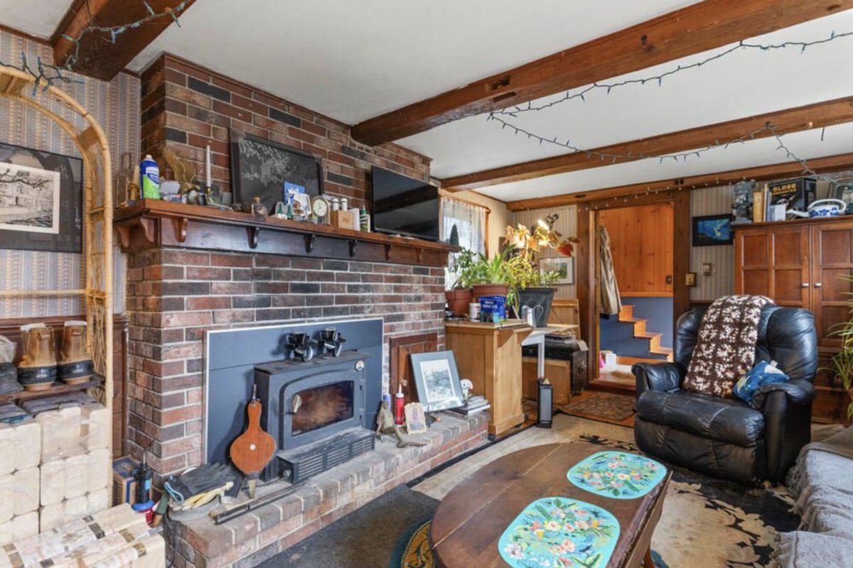 oldhousecalling's tweet image. $399,900. #Maine #home radiates warmth and classic appeal, situated on a generous 2.25-acre expanse. countrylifedreams.com/c-1900-four-be…