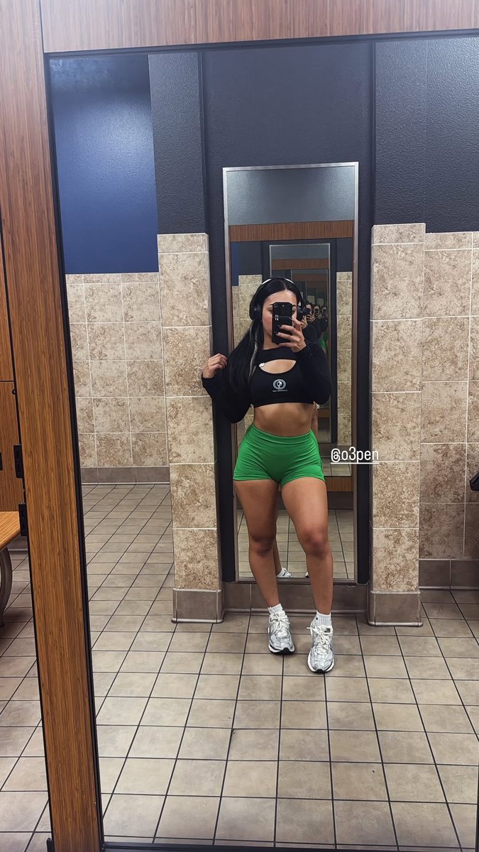 R ✩ X. tweet media