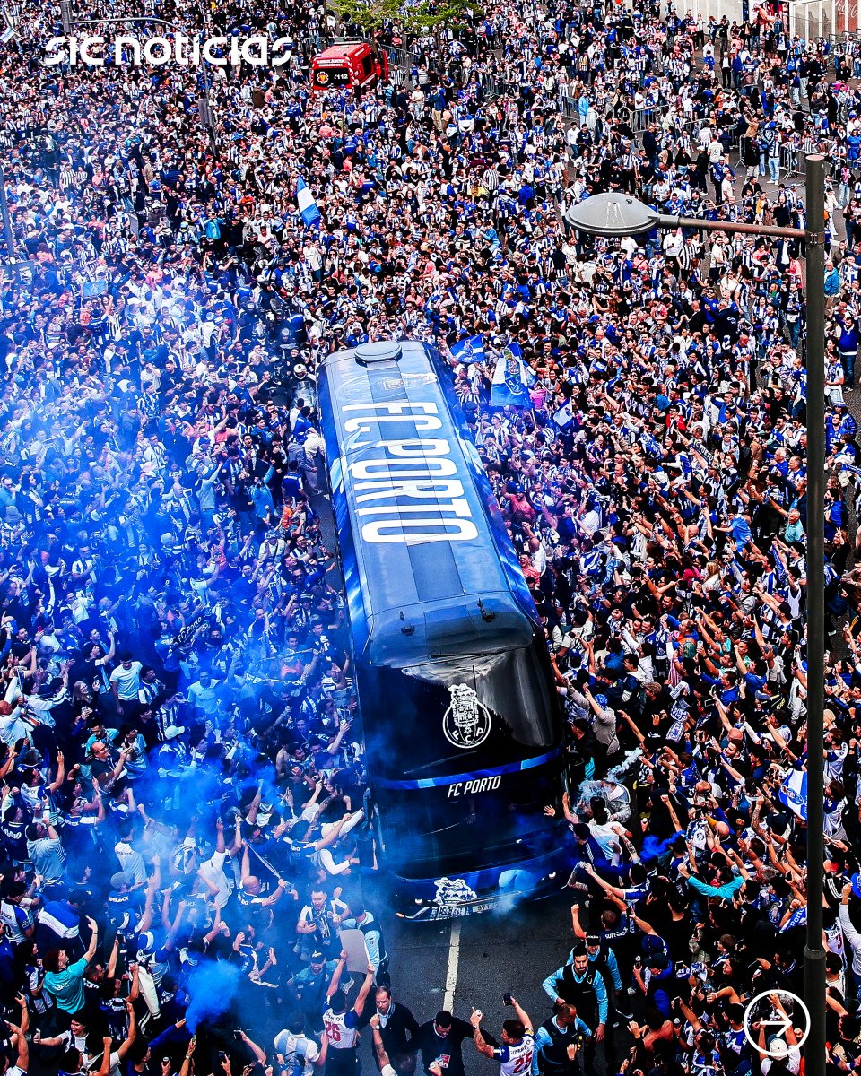 SICNoticias's tweet image. O autocarro do FC Porto foi recebido por um 'mar azul' de adeptos. O jogo com o Alverca, que tem início às 20h30, pode terminar com o plantel orientado por Francesco Farioli a tornar-se campeão nacional.

Acompanhe tudo em: bit.ly/42d5tJr

#porto #futebol #portugal #news