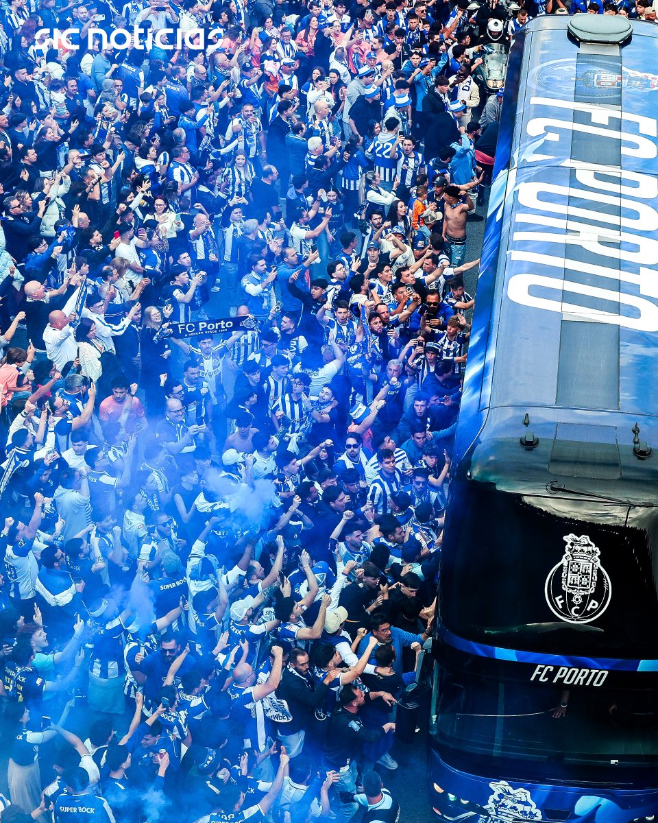 SICNoticias's tweet image. O autocarro do FC Porto foi recebido por um 'mar azul' de adeptos. O jogo com o Alverca, que tem início às 20h30, pode terminar com o plantel orientado por Francesco Farioli a tornar-se campeão nacional.

Acompanhe tudo em: bit.ly/42d5tJr

#porto #futebol #portugal #news
