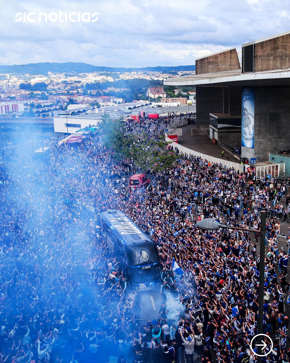 SICNoticias's tweet image. O autocarro do FC Porto foi recebido por um 'mar azul' de adeptos. O jogo com o Alverca, que tem início às 20h30, pode terminar com o plantel orientado por Francesco Farioli a tornar-se campeão nacional.

Acompanhe tudo em: bit.ly/42d5tJr

#porto #futebol #portugal #news