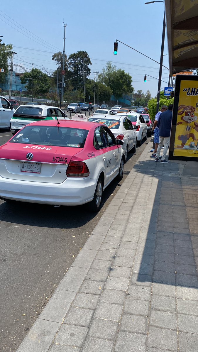 Roy_Nacif's tweet photo. @LaSEMOVI @SSC_CDMX base de taxis no autorizada cobrando tarifas excesivas!!! Afuera del metro Constiuyentes, sobre Parque Lira direccion a Reforma. Por qué se les permite abusar asi? https://t.co/qoKvKhEMsm