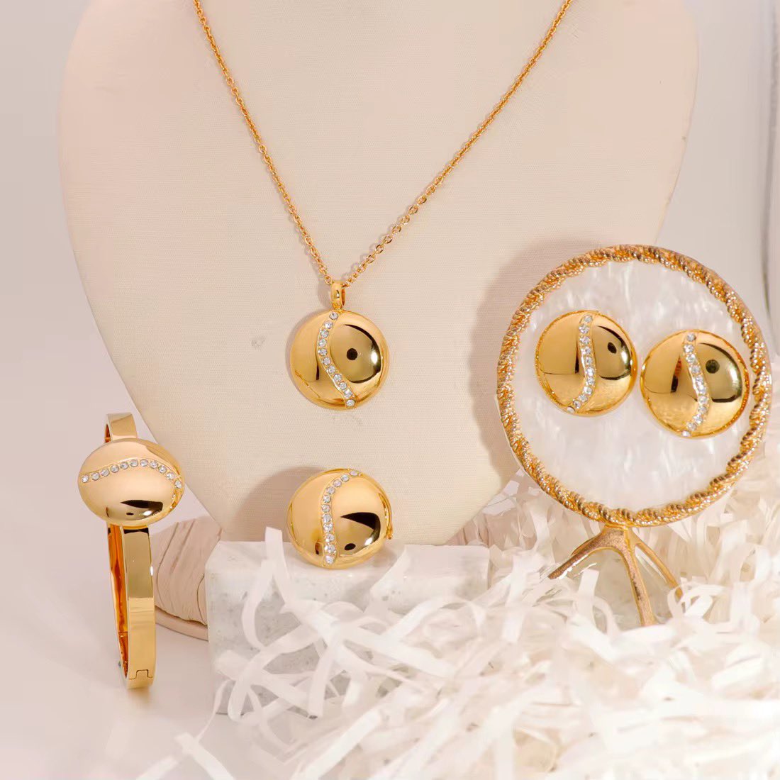 _byhana's tweet photo. Venez découvrir notre collection de bijoux raffinés en acier inoxydable plaqué or 18k — des pièces élégantes, durables et accessibles, pensées pour sublimer chaque femme au quotidien. ✨
+221766889191 https://t.co/UbrBaXGzdM