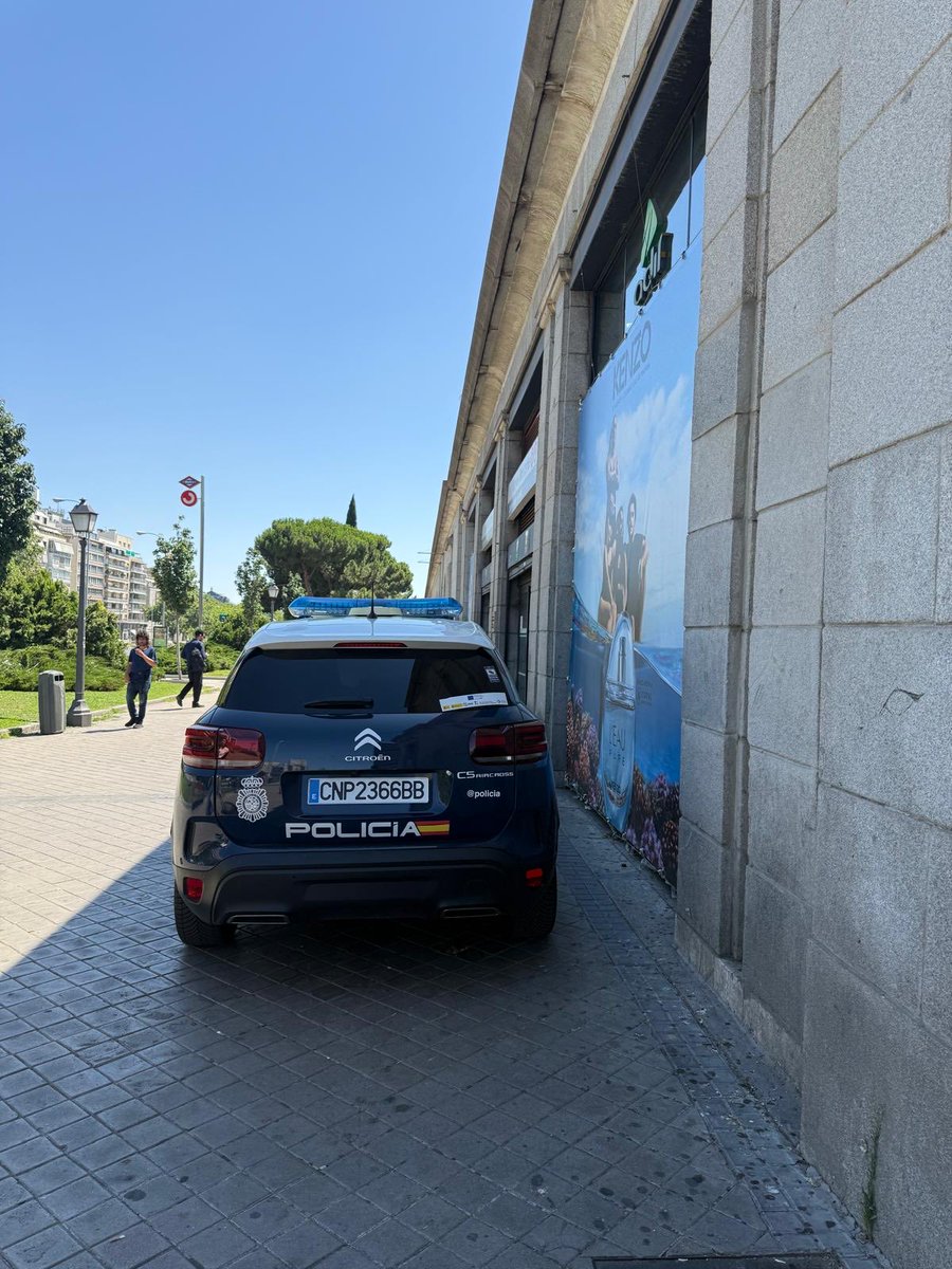 AlfonsogsJose's tweet photo. @SergioPaniagua_ @policiademadrid Tal cual, más de una bronca he tenido y que si “la abuela fuma” o “bájate la niña de los hombros para cruzar un paso de peatones”…

Es una jungla esta ciudad. https://t.co/05cc4fKik1