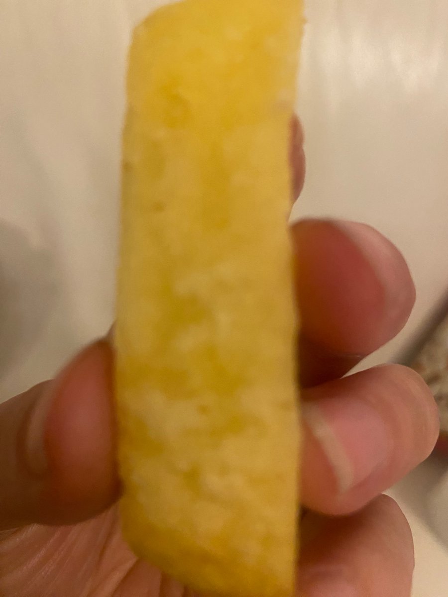 basgitarinteli's tweet photo. İskoçya’da böyle patates yemiştim, daha kalın köşeli 🥺 üstünde garlic soslu. Şimdi patates yiyince aklıma geldi 🥺 https://t.co/99f8mIcybA