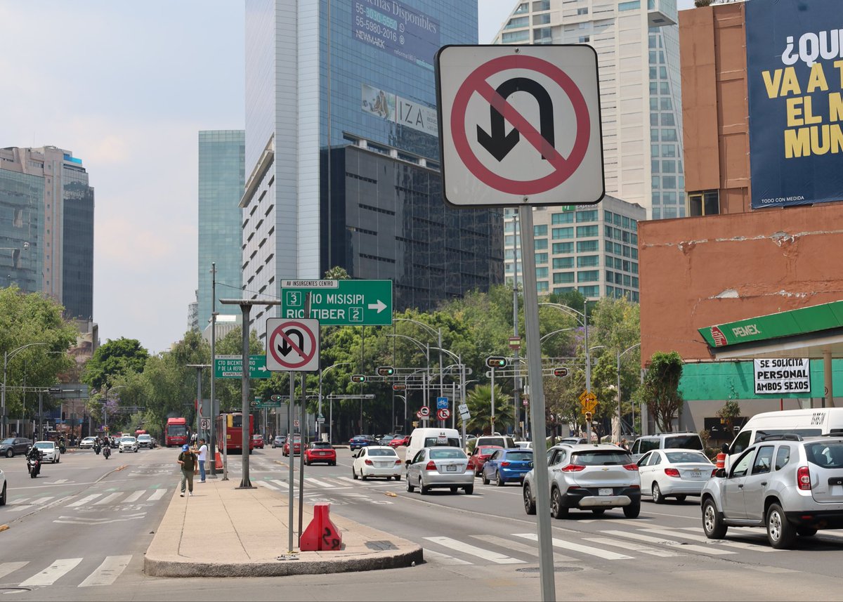 LaSEMOVI's tweet photo. De acuerdo al Reglamento de Tránsito de la Ciudad de México, la vuelta continúa izquierda está prohibida. ✋⚠️🚘

Por tu seguridad y la de los demás, no lo hagas. 🫡

#SeguridadVial https://t.co/rxoXUx1Ys8