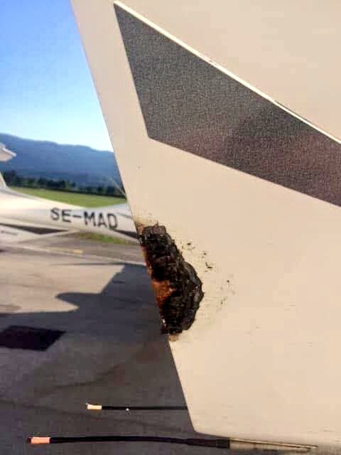 ivancp25's tweet image. Resultado del impacto de un #rayo ⚡️ sobre la fibra de carbono del fuselaje de un bimotor #Diamond #DA42 Twin Star, matrícula SE-MAD. Desconozco fecha del suceso.