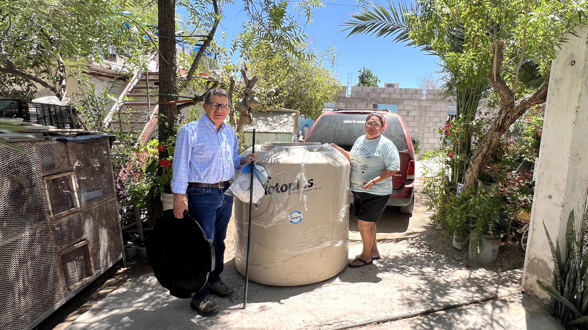 BarrazaAlmazan's tweet photo. Agradecemos a la empresa Viveconsa por la donación de un tinaco a la familia Márquez Torres, de la colonia Metalera.

.
.
.
#hermosillo #NorbertoBarraza #Bienestar #Colonias #gestionsocial https://t.co/u7kTHhmUZN