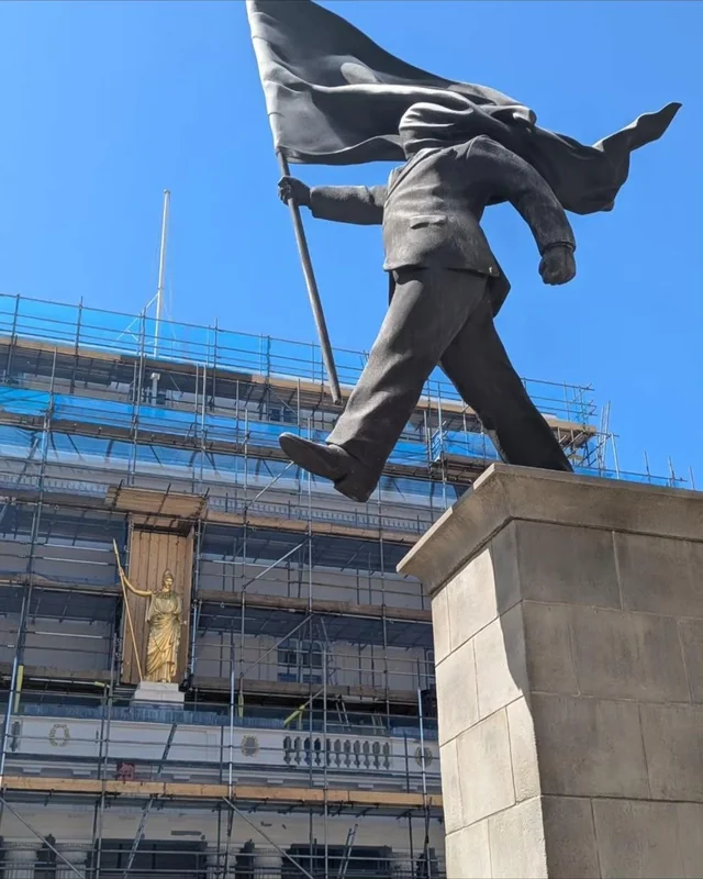 IPAZIA2025's tweet image. #RelataRefero

#UK: una statua firmata #Banksy comparsa nel cuore di #Londra.

Un uomo accecato da una bandiera che gli copre gli occhi avanza verso il vuoto.

rainews.it/video/2026/04/…