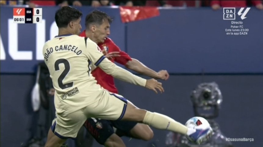 MrAsubio's tweet image. #Osasuna #Barça

👟 Va a patear el balón Budimir, pero Cancelo está más rápido, toca balón y luego es el balcánico el que impacta en Cancelo y no al revés.

📌 NO PENAL. SI HAY FALTA DE ALGUIEN ES DE BUDI.

👮🏻‍♂️:✅️
📺:✅️

▪️De no llegar a tocar balón antes Cancelo, sería...