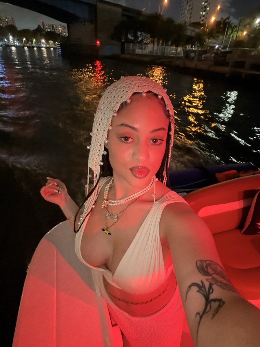 EileenSkylar's tweet photo. I’m going through a spiritual shift. I just don’t care about the things that I used to.✨🌴💋🛥️ https://t.co/H0PzNtkLZP