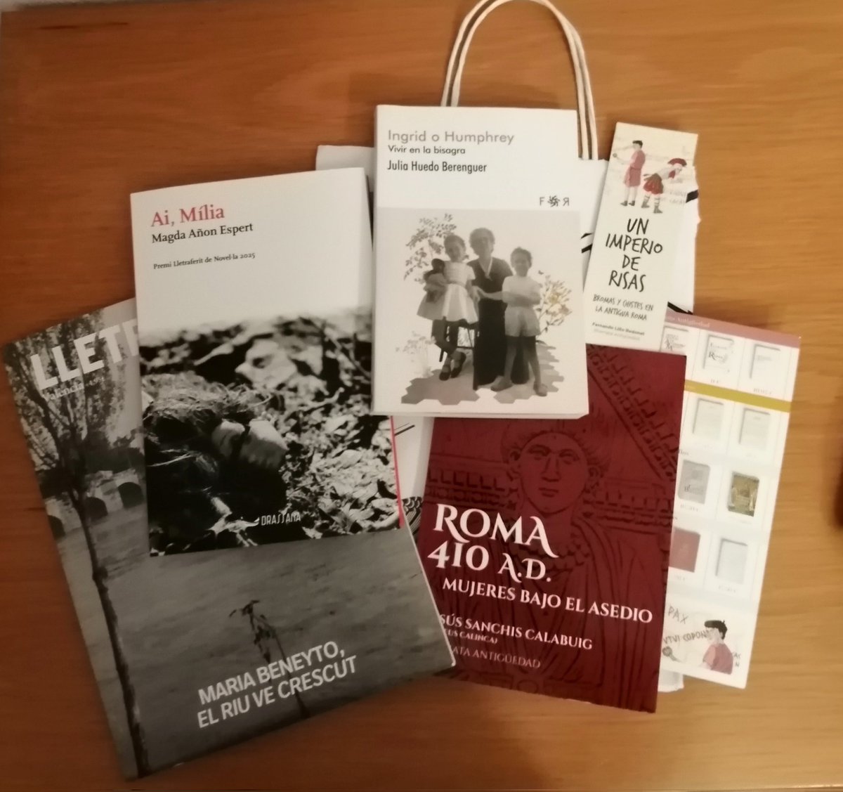 chammppi's tweet photo. Primera visita a la Fira del llibre. M'he firat aquests tres joietes. @DrassanaLlibres @Ed_Rhemata @tadeuscalinca https://t.co/S6H2A5BGxd
