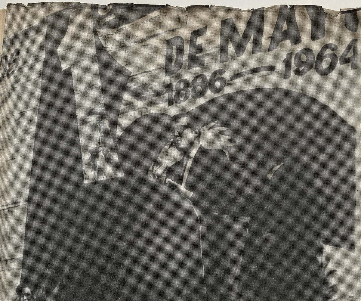 Fotografía del 1 de Mayo de 1964. Luis Maira, Presidente FECh 63-1964, estudiante de Derecho, es invitado por la CUT a ser parte de los discursos del 1ero de Mayo. 
Puedes ver la fotografía y el relato en Claridad N°31, del 7 de junio de 1964.