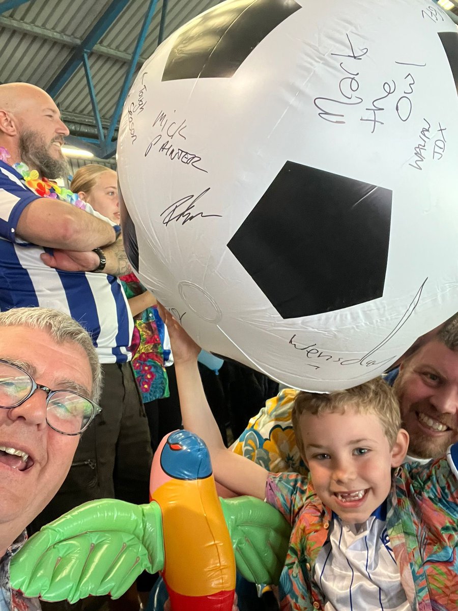 jake_fish's tweet photo. What a day! #swfc #wawaw @storchyowl @swfc https://t.co/2PNBZnUBxa