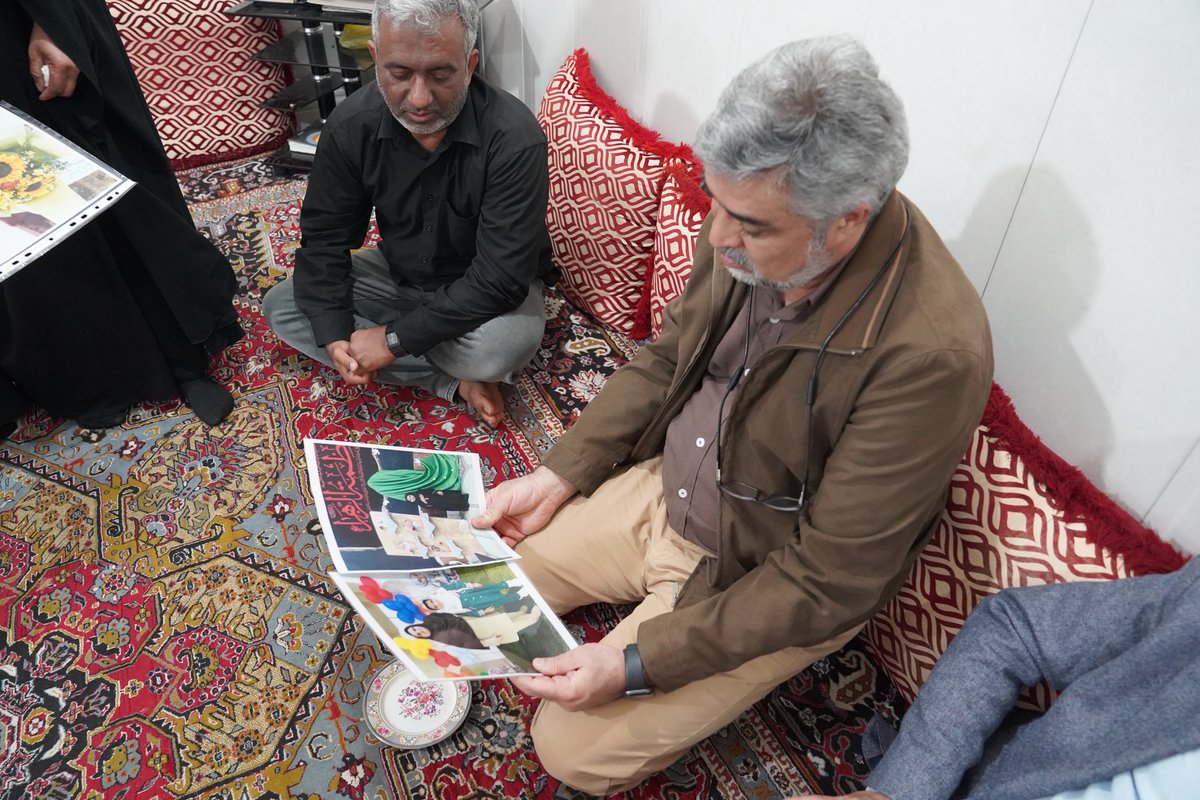 HKermanpour's tweet photo. ۱/نوروز امسال، در آن روزهایی که آسمان وطن زیر سایه‌ی تهدید و تلاطمِ جنگی تحمیلی بود، جاده‌ها مرا به جنوب کشاندند؛ به میناب، دیار نخل‌های صبور و آدم‌های نجیب. اما این سفر، نه یک گشت‌وگذار بهاری، که زیارتی در میان خرابه‌هایی بود که عطر بهشت می‌دادند. در میان آن هیاهو، به اتفاق… https://t.co/46P3Xvue1O