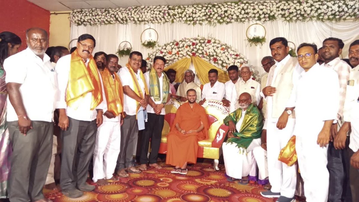 R_Ugresh's tweet photo. ನನ್ನ ಕ್ಷೇತ್ರದ ಶಿರಾ ನಗರ ಮತ್ತು ಹಳ್ಳಿಗಳಲ್ಲಿ ನಡೆದ ಅನೇಕ ಕಲ್ಯಾಣ ಮಂಟಪದಲ್ಲಿ ಮದುವೆ ಕಾರ್ಯಕ್ರಮದಲ್ಲಿ ಭಾಗವಹಿಸಿದ ನೂತನ ವಧು ವರರಿಗೆ ಶುಭ ಹಾರೈಸಿದ ಸಂದರ್ಭದ ಕ್ಷಣದಲ್ಲಿ. ಶ್ರೀ ಶ್ರೀ ಶ್ರೀ ಡಾ. ನಂಜಾವದೂತಮಹಾಸ್ವಾಮೀಜಿ ಅವರ ಆಶೀರ್ವಾದ ಪಡೆದು ಕ್ಷಣ. ಆಂಧ್ರ ಪ್ರದೇಶದ ಶ್ರೀ ರಘುವೀರರೆಡ್ಡಿಅವರೊಂದಿಗೆ ತಾಲೂಕಿನ ಅನೇಕ ಮುಖಂಡರು ಇದ್ದರು https://t.co/p0XLN0PAn9