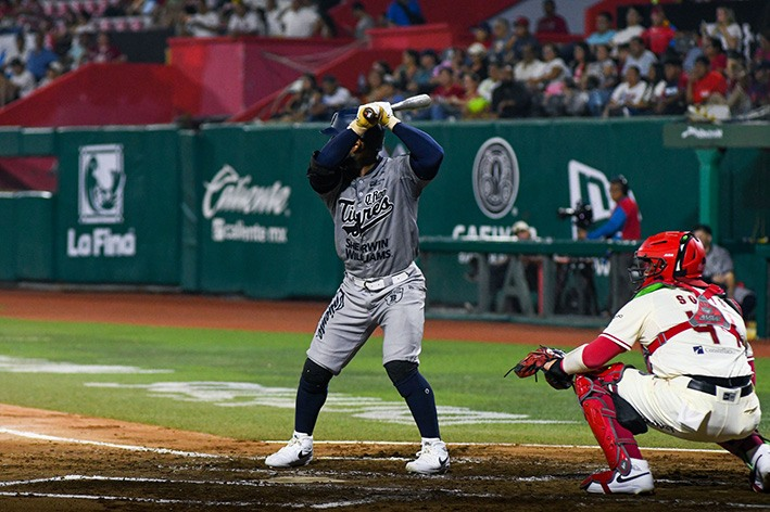 RutaSureste's tweet photo. Noche difícil en el puerto. ⚾️🐾 Los Tigres de Quintana Roo caen ante El Águila de Veracruz en el arranque de la serie. ¡Toca ajustar y rugir con más fuerza mañana! #TigresQR #LMB #BeisbolMexicano #QuintanaRoo https://t.co/4fEF9SFsnC https://t.co/ZgD05wkrWU