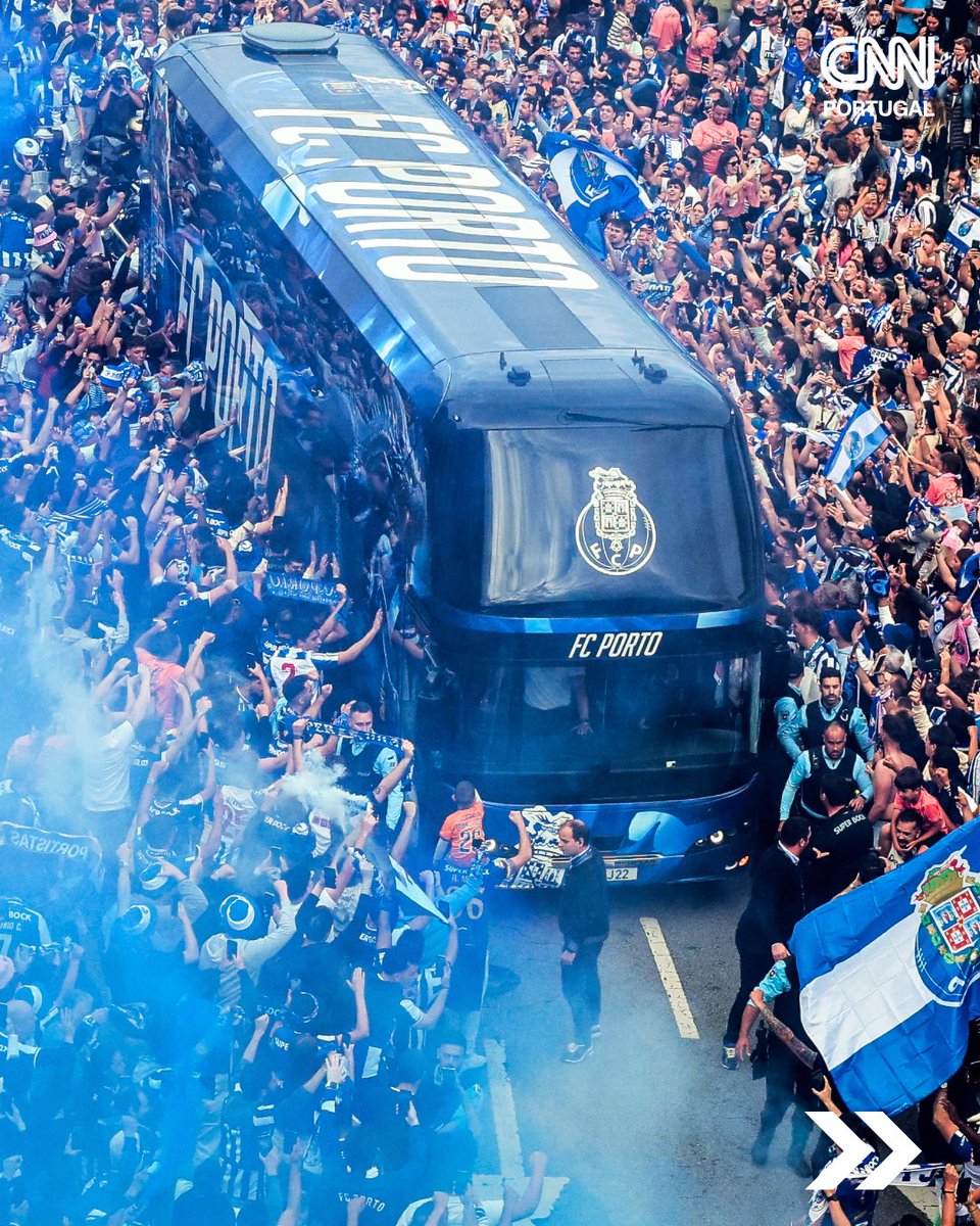 cnnportugal's tweet photo. FC Porto foi recebido no Estádio do Dragão por uma verdadeira enchente de adeptos, que pedem o «FC Porto campeão».

Veja aqui. 

#fcporto #futebol https://t.co/FQWtNIWLK5