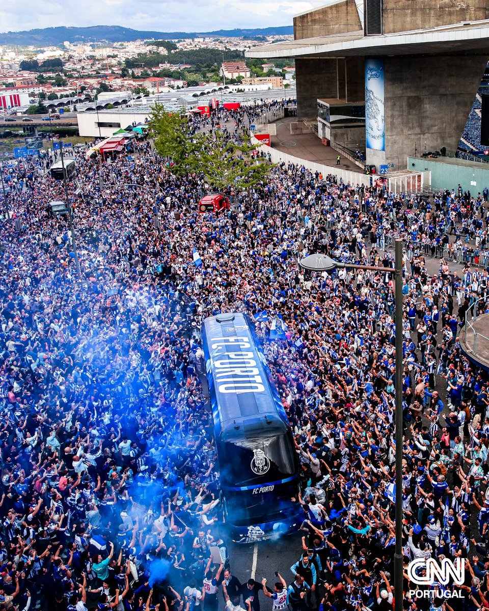 FC Porto foi recebido no Estádio do Dragão por uma verdadeira enchente de adeptos, que pedem o «FC Porto campeão».

Veja aqui. 

#fcporto #futebol