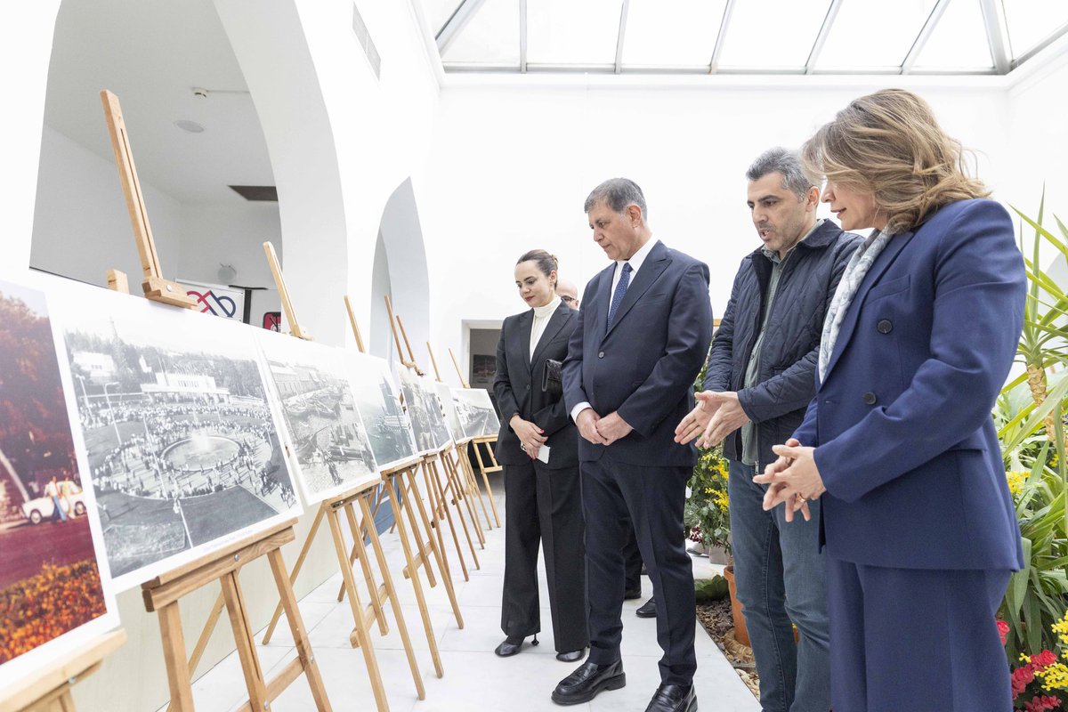 drcemiltugay's tweet photo. İzmir ve Bakü'nün kardeş şehir oluşunun, iki kardeş halkın yol arkadaşlığının 40'ıncı yılını kutladık.

Azerbaycan Cumhuriyeti İstanbul Başkonsolosumuz Sayın Narmina Mustafayeva'nın da katıldığı bu anlamlı günde İzmir ve Bakü'den şehir manzaraları ve kardeş kent protokolünün yer aldığı sergiyi ziyaret ettik. Ardından ise dünyaca ünlü muğam sanatçıları Alim Gasımov ve Fargana Gasımova'nın konserini dinledik.

1986 yılında imzalanan kardeş şehir protokolü; ortak tarihimizin, kültürümüzün ve gönül bağımızın ifadesi.

Kültürde, sanatta, ekonomide, turizmde ve her alanda şehirlerimiz arasındaki bu kardeşliği daha da büyütmek ve ileriye taşımak için hep birlikte çalışmayı sürdüreceğiz.