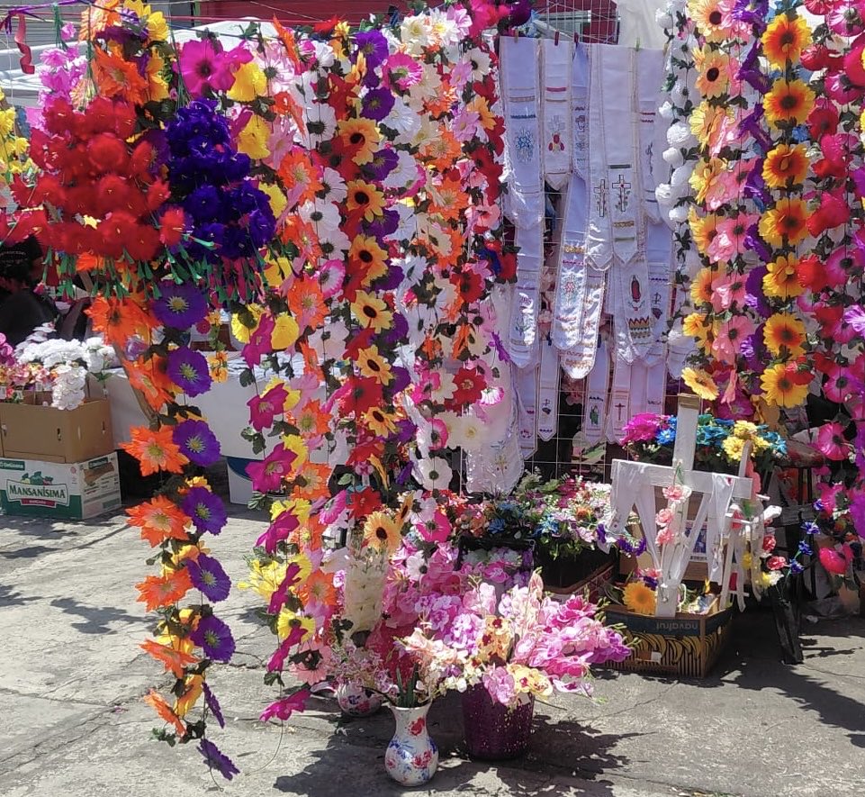 LauraIsabelHP's tweet photo. #México esto es lo que somos!! Tradición  multicolor en la que más allá de la corrupción de los gobiernos la gente sigue adelante. Flores para el día de la Sta Cruz https://t.co/c1akRymn5O