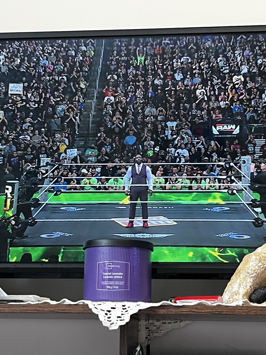 therzzlehavsen's tweet image. the green shirts are fmu 😵‍💫😵‍💫 #RAW