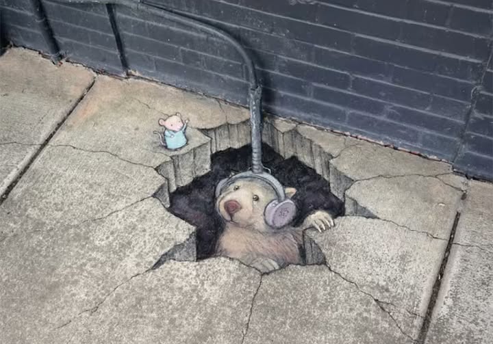 Toastiewiththe's tweet image. Marv Ruona FB #streetart #art
Nadine meets the Wombat Audiophile . . .
Chalk street art by David Zinn