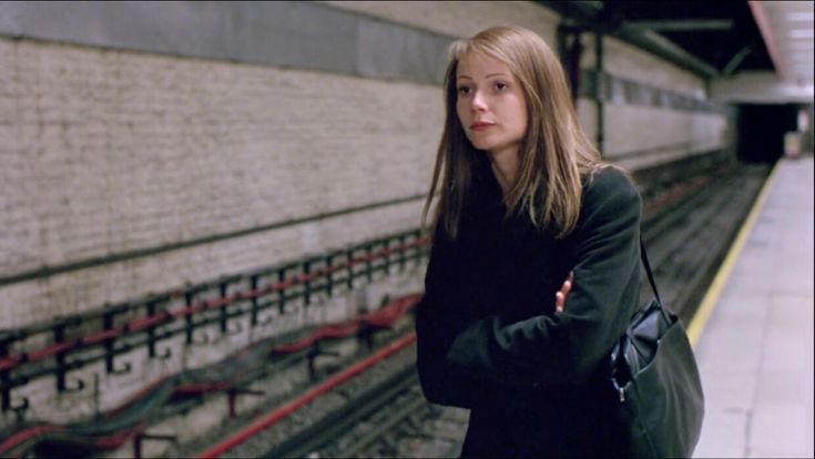 cinevow's tweet photo. Gwyneth Paltrow in Sliding Doors, 1998 (dir. Peter Howitt) https://t.co/tKZEz0rJgj