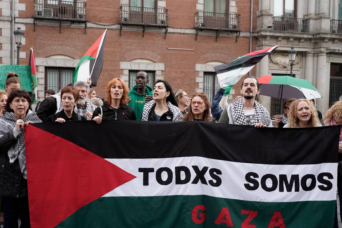 JA_DelgadoRamos's tweet photo. Israel no solo bombardea Gaza y mata civiles, también secuestra activistas en aguas internacionales por llevar ayuda humanitaria al pueblo palestino. Hoy Podemos ha estado donde tocaba estar, exigiendo la liberación de Thiago Ávila y Saif Abukeshek, organizadores de la Flotilla. https://t.co/1NZgLk6rP0