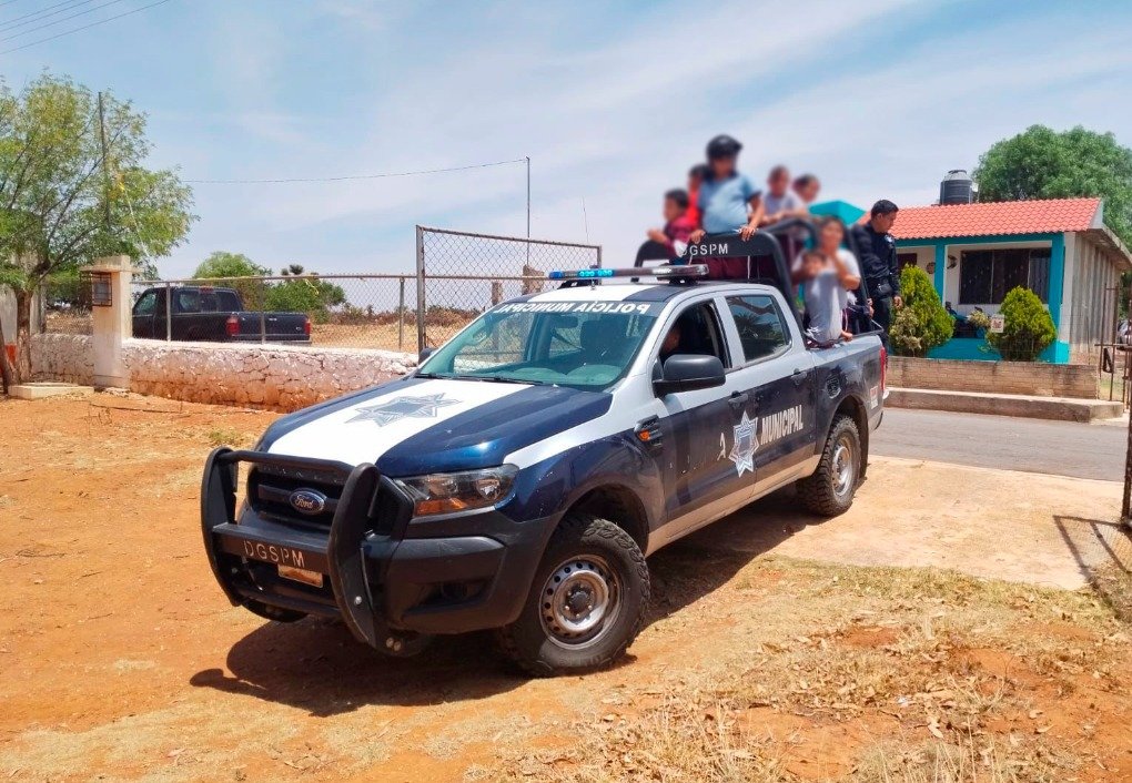 SSP_Zac's tweet image. En el marco de las acciones para fortalecer la paz y el bienestar, elementos de la #PEP, comisionados a la Policía Municipal de Genaro Codina, llevaron un evento de proximidad social en la Primaria “Ramón López Velarde”, en la comunidad de Santa Teresa.n9.cl/iaya6