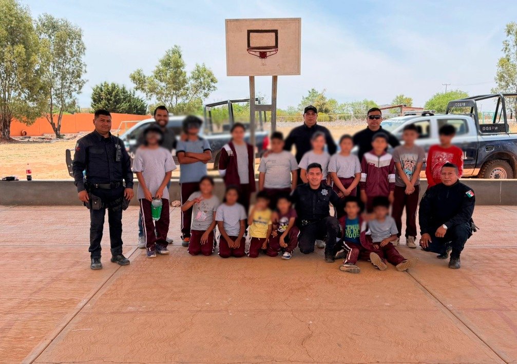 SSP_Zac's tweet image. En el marco de las acciones para fortalecer la paz y el bienestar, elementos de la #PEP, comisionados a la Policía Municipal de Genaro Codina, llevaron un evento de proximidad social en la Primaria “Ramón López Velarde”, en la comunidad de Santa Teresa.n9.cl/iaya6