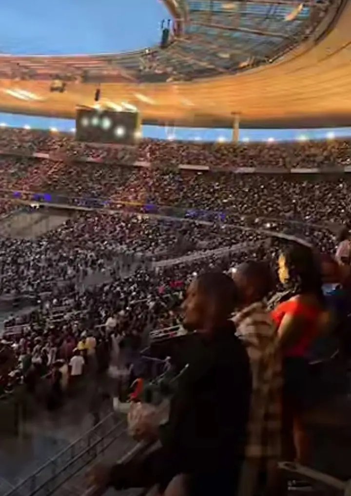 Jacques53070's tweet photo. 🚨🚨 INCROYABLE : Une marée humaine impressionnante 🥶🦅 ! Fally Ipupa enflamme le Stade de France devant plus de 80 000 spectateurs 🥵🔥🏟️🇨🇩

⚠️ C’est tout un pays qui brille : le Congo triomphe 🇨🇩🦅 https://t.co/NhomW1rnCh