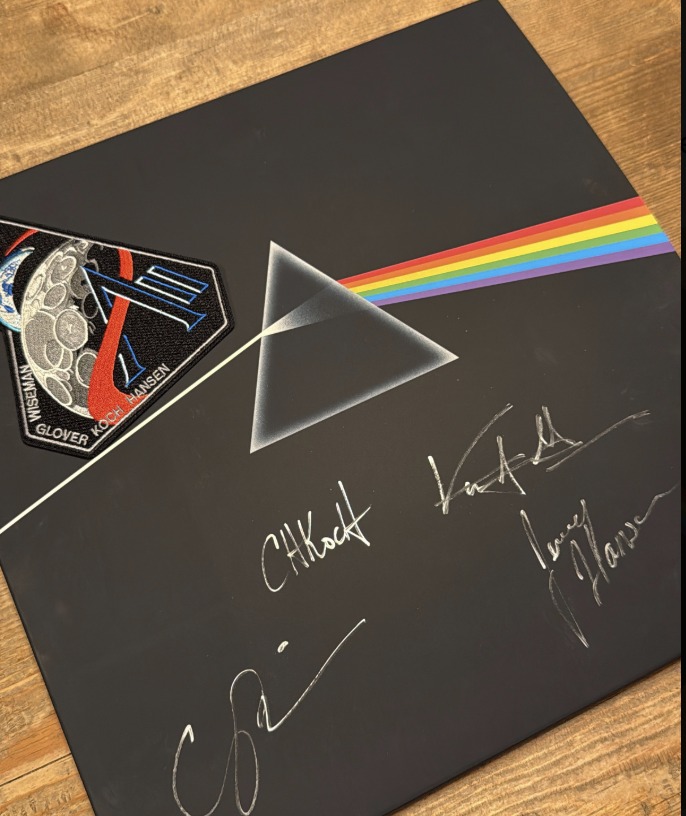 O entrevistador Jimmy Fallon pediu aos astronautas da missão Artemis II que autografassem sua cópia do álbum "The Dark Side of the Moon", do Pink Floyd.