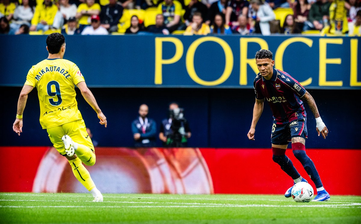 ismaelete's tweet photo. Aquí os dejo la terapia de la derrota del @LevanteUD ante el @VillarrealCF.

🚨 Os paso 2️⃣ enlaces por una reconexión del directo a menos de 10 minutos del final de la emisión. 

🔎 Sensaciones, valoraciones y notas del 5-1 con @davtomgreen y el resto del chat. Muchos nombres propios y situaciones que marcaron el golpetazo. 

🚑 Los contratiempos físicos de Carlos Álvarez, Iván Romero y Kareem Tunde. El análisis del daño de sus lesiones; así como la gestión de Luis Castro, servicios médicos y del propio protagonista en los dos últimos casos. 

👉 Los cambios en el once, el error de Matías Moreno en el 1-0, la fragilidad defensiva y las dos caras del Levante entre Orriols y de visitante con el patrón. 

😀 También reaccionamos a la derrota del Alavés ante el Athletic (2-4) que suavizó el panorama. 

🗓️ Lo que falta de jornada, la final del viernes ante Osasuna, la derrota del Valencia y lo que queda de batalla. 

😡 Además, el golpetazo anímico del #AtléticoLevante con esa derrota ante el Villarreal C que le hace despedirse del ascenso directo y además cede la segunda posición a una jornada para concluir la temporada regular. 

🤦🏻‍♂️ Y la victoria del @DUXLogrono hace que el @LUDfemenino pueda certificar su descenso el miércoles salvo una gesta contra el campeón @FCBfemeni. 

https://t.co/ntAStUcNcX

https://t.co/zQ3CBgmBeN