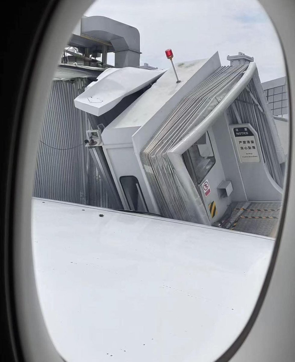 ivancp25's tweet image. #IncidenteAéreo de #Airbus #A350-900 (B-324W) de #ChinaEasternAirlines, vuelo #MU5406. Impactó contra pasarela de desembarque en Aeropuerto Internacional de #Shanghai #Hongqiao, #China 🇨🇳. Procedía de #Chengdu. Autoridades investigan posible fallo de frenos. Sin heridos. 02-05-26