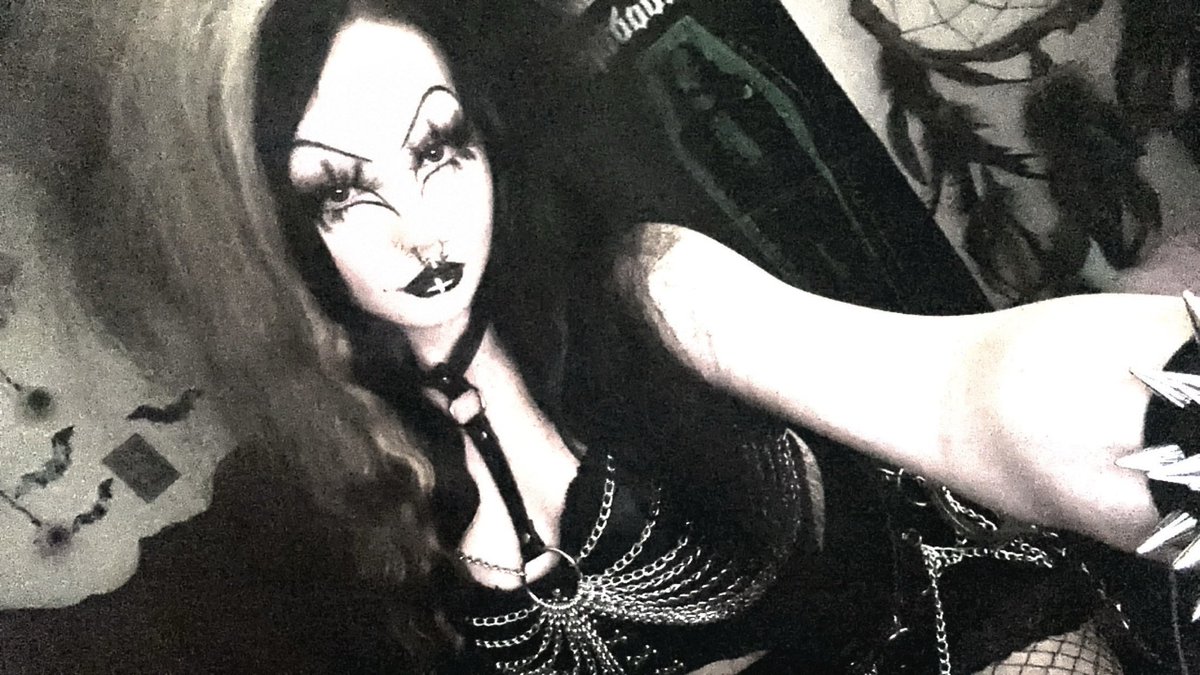 diabl1taa_'s tweet image. 𝔒𝔭𝔢𝔫 𝔱𝔥𝔢 𝔴𝔬𝔲𝔫𝔡𝔰 

#goth #gothgirl #alternative #gothic #tradgoth