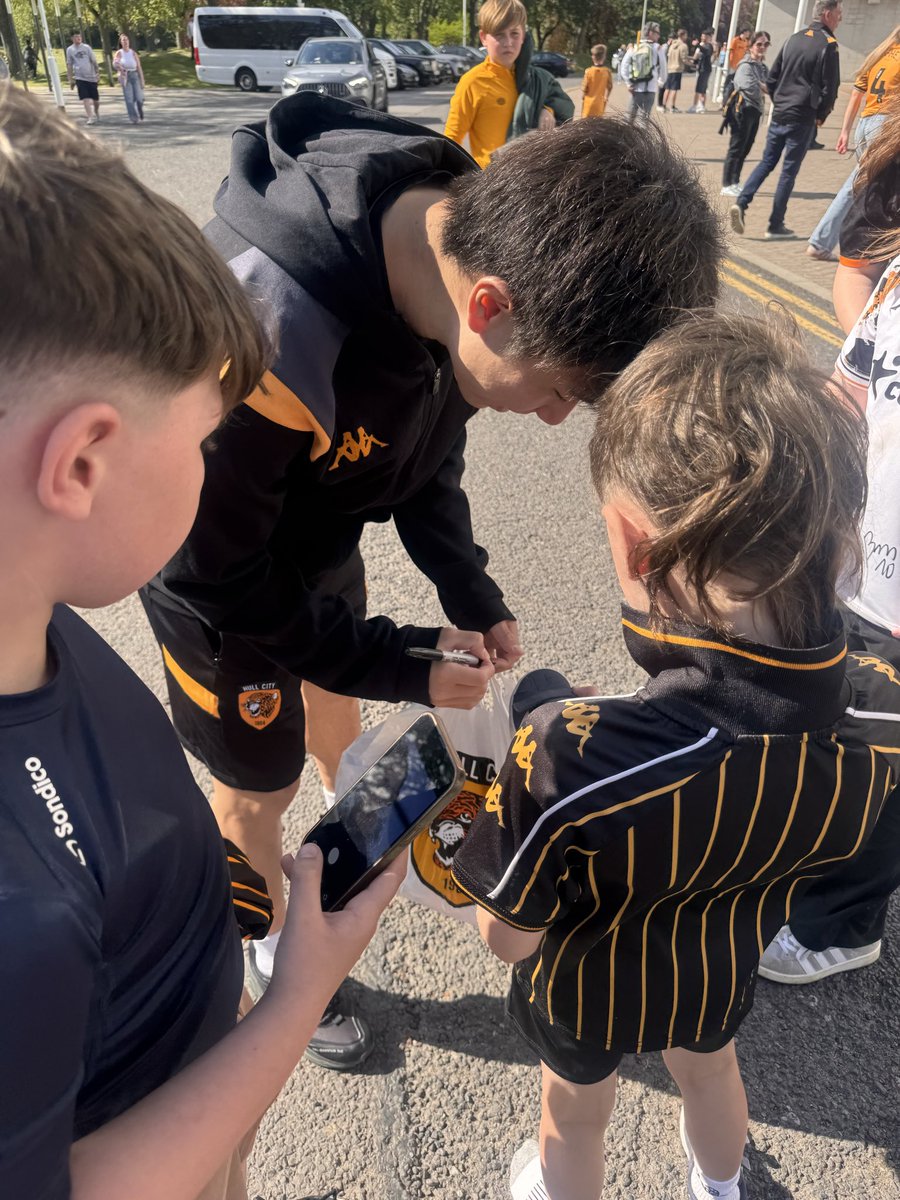 mpjtiger10's tweet photo. You’ve heard of elf on a shelf but have you sign YU signing a shoe! https://t.co/3NCkgjI33y
