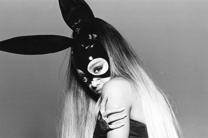 VEM AÍ? r.e.m beauty, marca de Ariana Grande, faz post relacionado ao álbum “Dangerous Woman” da cantora:

“O humor está mudando”.