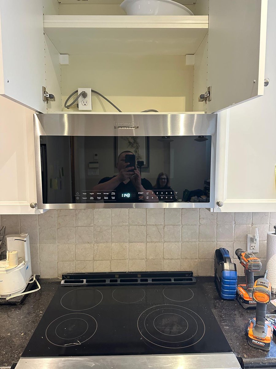 Yevhpankratenko's tweet image. Over-the-range microwave replacement completed in North York.
Old unit removed and new microwave installed and tested.
Appliance services by Yevhen Pankratenko.

#Microwave #NorthYork