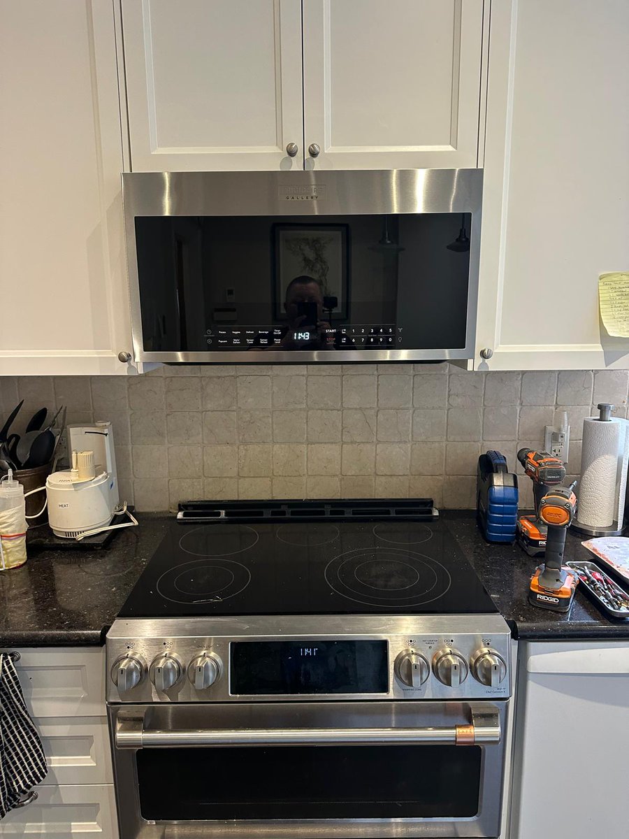 Yevhpankratenko's tweet image. Over-the-range microwave replacement completed in North York.
Old unit removed and new microwave installed and tested.
Appliance services by Yevhen Pankratenko.

#Microwave #NorthYork