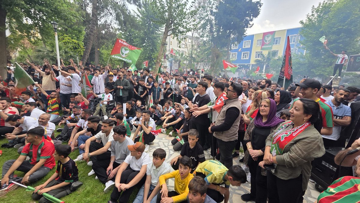 NusaybinBel's tweet photo. Şampiyon Amedspor! 🏆

Amedspor’un kritik mücadelesini kurulan dev ekranda halkımızla birlikte büyük bir coşku ve heyecanla takip ettik.

Eşbaşkanlarımız, DEM Parti Mardin Milletvekili Kamuran Tanhan, DEM Parti ve DBP temsilcilerinin katılımıyla hep birlikte omuz omuza maçın heyecanını paylaştık.

Şampiyonluğa ulaşan Amedspor’u yürekten kutluyor, başarılarının devamını diliyoruz.
#amed #AmedsporSüperLigde #amedspor 
#nusaybin