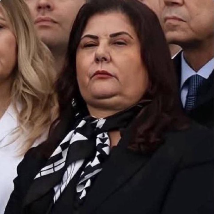Aydın’ın topuklu efesi Özlem Çerçioğlu, kavga çıkardıkları mecliste seçimi kaybetti.

Encümen üyeliğine aday olan Özlem Çerçioğlu’na kimse oy vermedi.