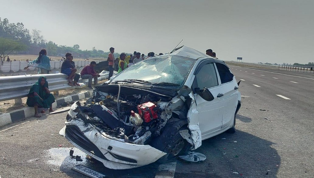 BharatSamvad01's tweet image. रायबरेली में गंगा एक्सप्रेसवे पर बड़ा हादसा 🚨
टायर फटने से बेकाबू ट्रक ने कार को मारी जोरदार टक्कर, कार के परखच्चे उड़े। जौनपुर निवासी 3 लोग गंभीर घायल, पुलिस ने CHC लालगंज भेजा।
#RaebareliNews #BreakingNews #RoadAccident #UPNews #GangaExpressway #HindiNews #UPBreaking