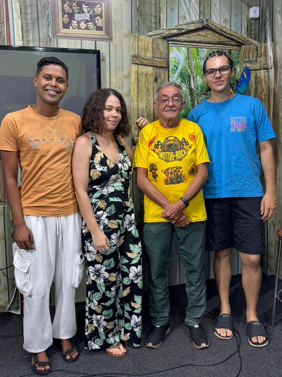 kenlopesjor's tweet photo. Ontem, foi o dia de conhecermos a Rádio Açaí FM 87,9, o objeto de estudo do nosso trabalho de Radiojornalismo. O Sr Timóteo é um comunicador a frente do seu tempo. E também recordei o meu tempo de locutor na Rádio Alvorada. O rádio é meio de comunicação encantador 🥹✨📻 https://t.co/clmRLorsKK