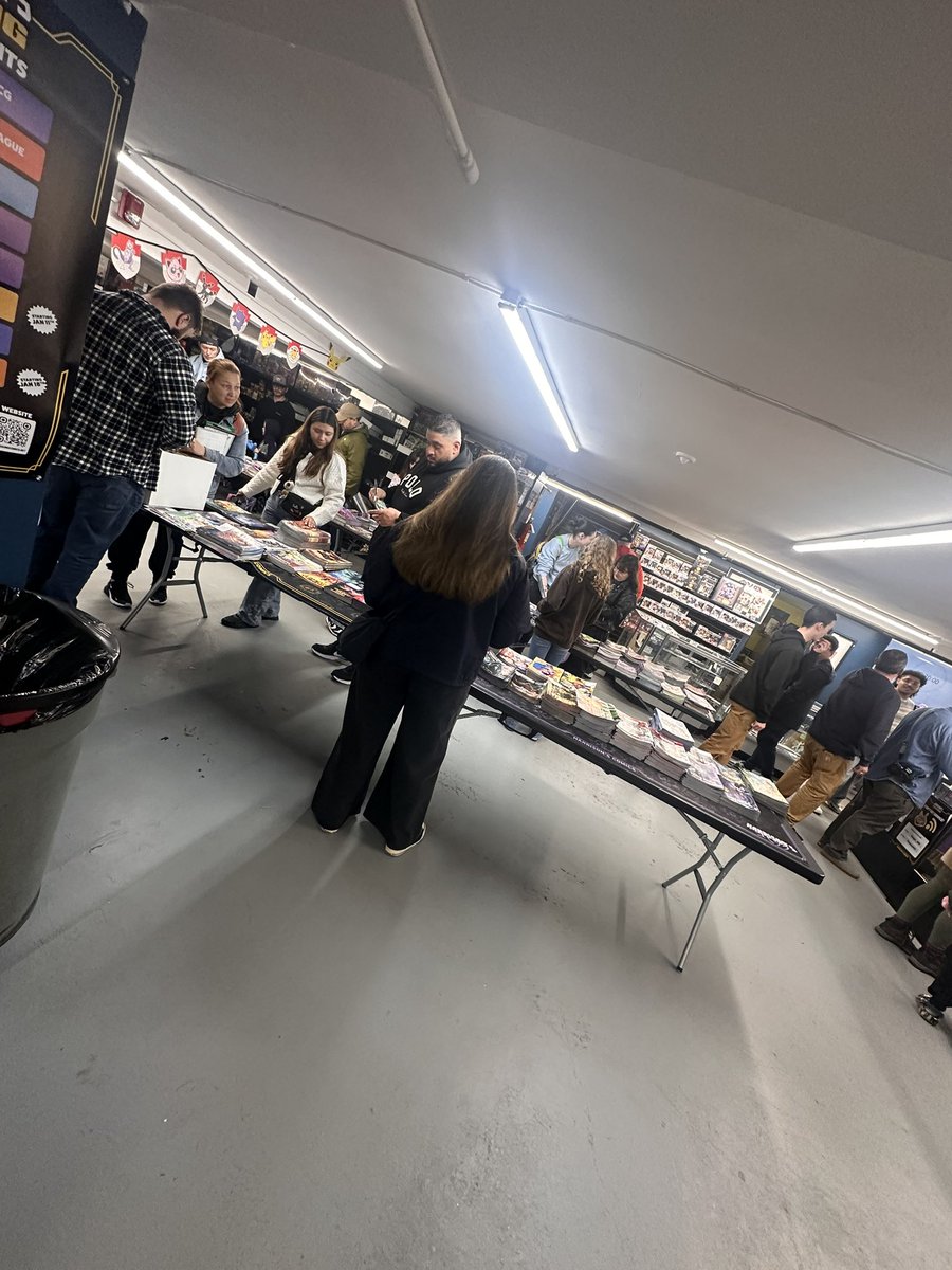 QueenKaylaleesi's tweet photo. Slowing down so I can take a quick shot of #FREECOMICBOOKDAY2026 #COMICGIVEAWAYDAY @HARRISONSCOMICS https://t.co/omOuXwjiWo