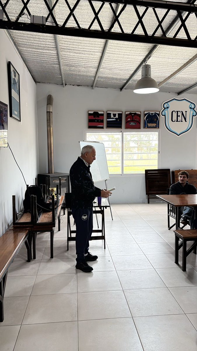 inforugbyreport's tweet image. #Coaching Compartimos imágenes de la jornada de capacitación que se desarrolló en @CEN_Oficial en la mañana del viernes 1 de mayo

El OPD de la @Ursrugby, Prof. Oscar Benvenuto, dictó el módulo presencial del Curso para Entrenadores UAR Nivel 1

#EnTodaslasCanchas #Rugby