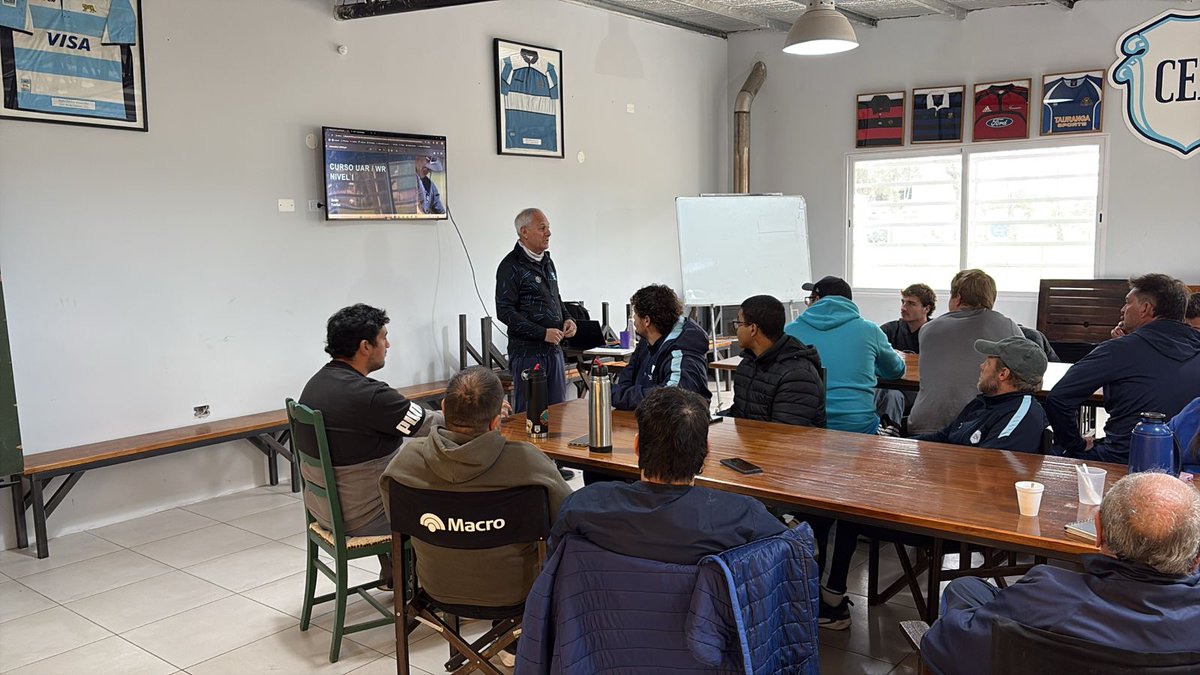 inforugbyreport's tweet image. #Coaching Compartimos imágenes de la jornada de capacitación que se desarrolló en @CEN_Oficial en la mañana del viernes 1 de mayo

El OPD de la @Ursrugby, Prof. Oscar Benvenuto, dictó el módulo presencial del Curso para Entrenadores UAR Nivel 1

#EnTodaslasCanchas #Rugby